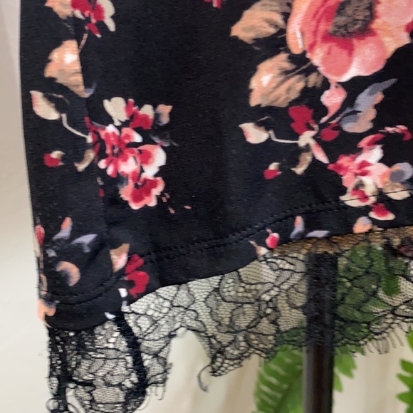 White House Black Market Floral & Lace Eyelash Blouse - Picture 5 of 14